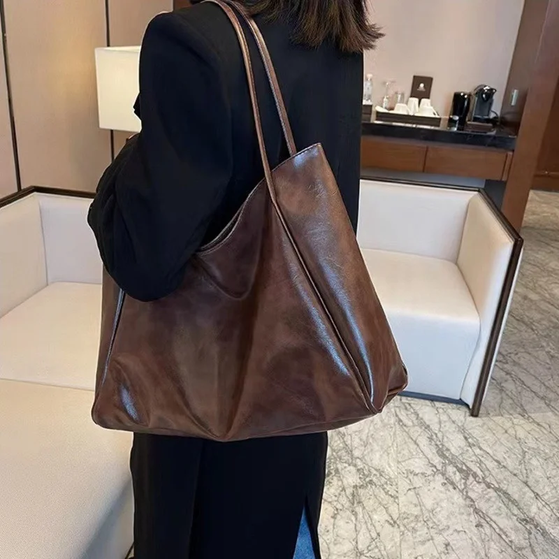 Tote Bag Women's New Fashion Oil Leather Versatile Handbag Large Capacity One Shoulder Fashion Convenient Commuting Essential
Tote Bag Women's New Fashion Oil Leather Versatile Handbag Large Capacity One Shoulder Fashion Convenient Commuting Essential