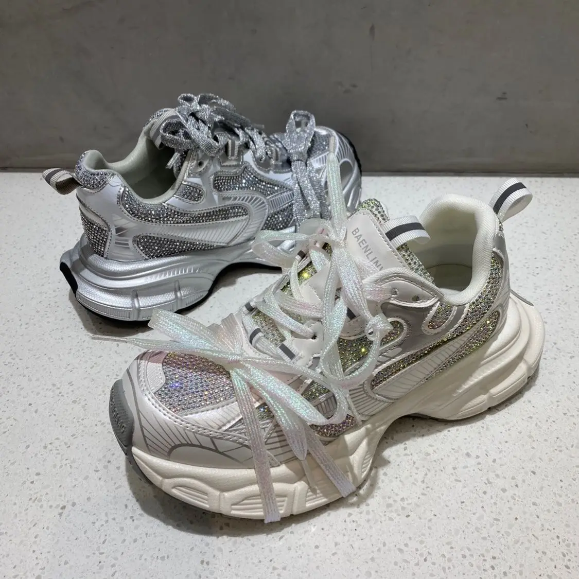 2024 New Female Rhinestone Lace up Daddy Thick Bottom Heighten Casual Sneaker Advanced Hot Drilling National Style women shoes
2024 New Female Rhinestone Lace up Daddy Thick Bottom Heighten Casual Sneaker Advanced Hot Drilling National Style women shoes