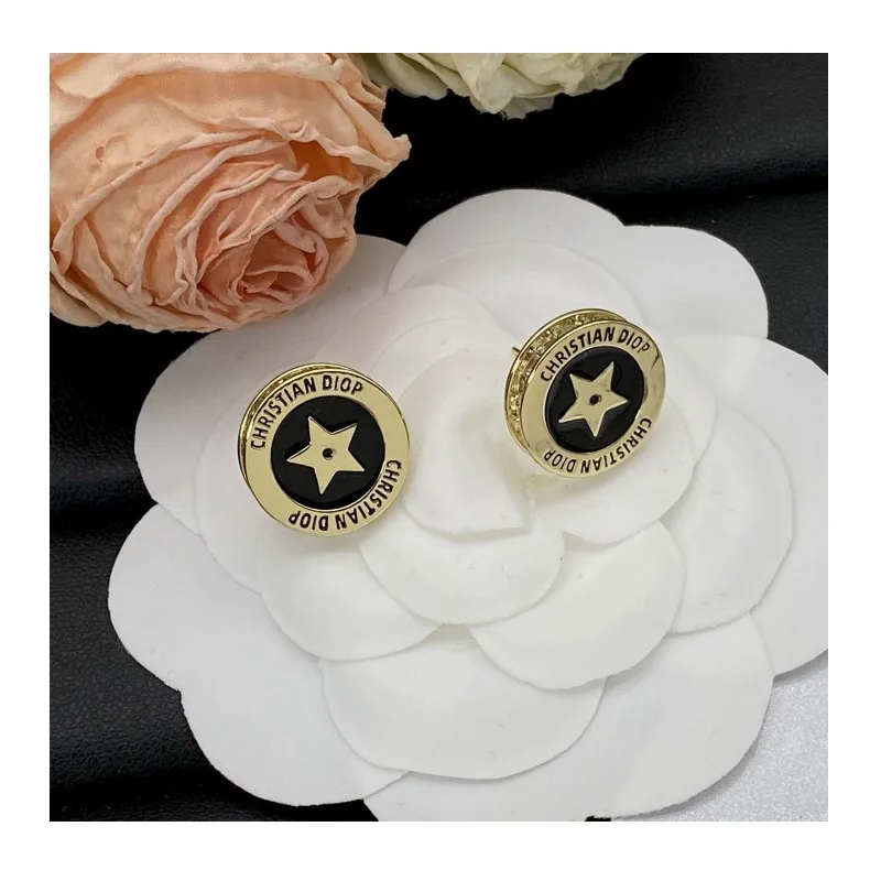 Letter New High-end Stud Earrings Round Pentagram Star Gold Silver Fashion Versatile Women's Earrings
Letter New High-end Stud Earrings Round Pentagram Star Gold Silver Fashion Versatile Women's Earrings