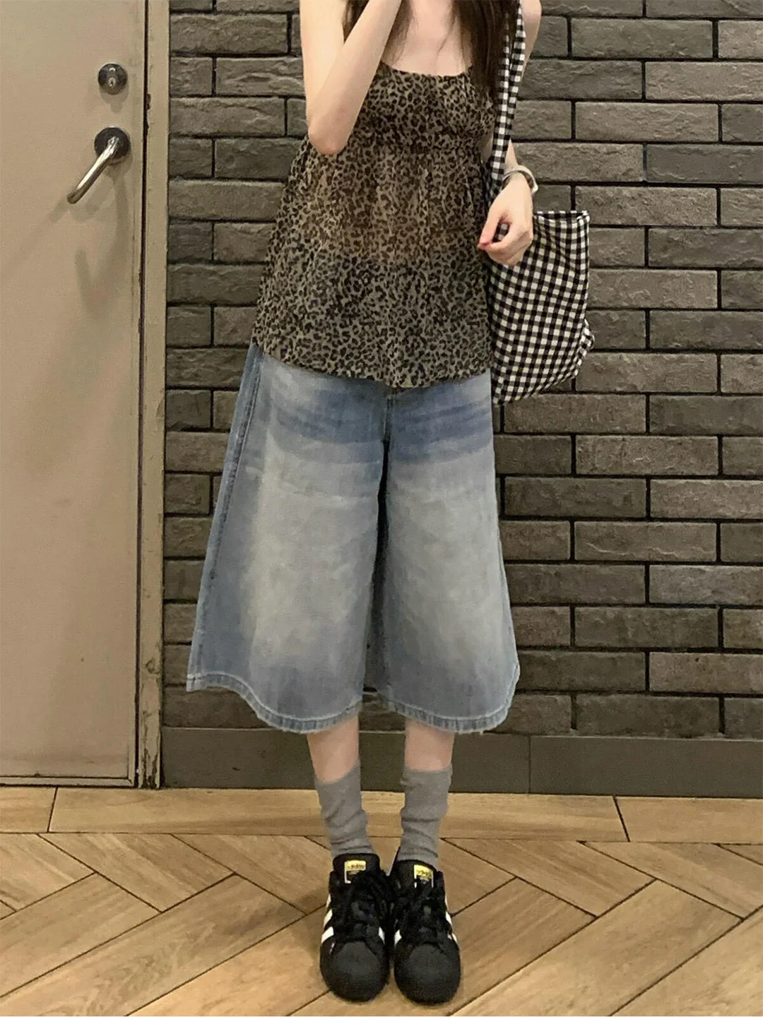 Summer 2026 Women's Vintage Washed Denim Shorts High Waist Wide Leg Thin High Waist Pocket Zipper Closure Breathable Pure Color
Summer 2026 Women's Vintage Washed Denim Shorts High Waist Wide Leg Thin High Waist Pocket Zipper Closure Breathable Pure Color