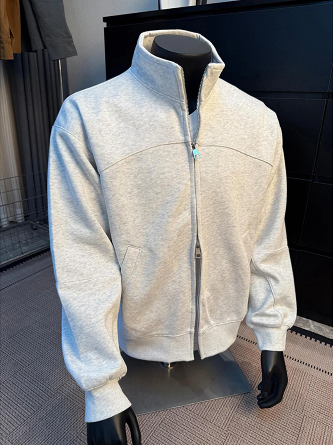 Мужская укороченная куртка-кардиган свободного кроя с воротником-стойкой, двойной молнией, деконструированным дизайном, в американском стиле, из полиэстера, с длинными рукавами, однотонная
Мужская укороченная куртка-кардиган свободного кроя с воротником-стойкой, двойной молнией, деконструированным дизайном, в американском стиле, из полиэстера, с длинными рукавами, однотонная