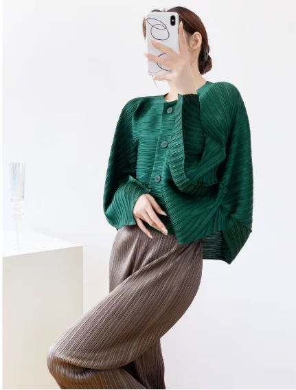 Miyake Dark Green Pleated Loose Solid Color Top Loose High-end Single Breasted Round Collar Bawting Long Sleeve Shirts
Miyake Dark Green Pleated Loose Solid Color Top Loose High-end Single Breasted Round Collar Bawting Long Sleeve Shirts