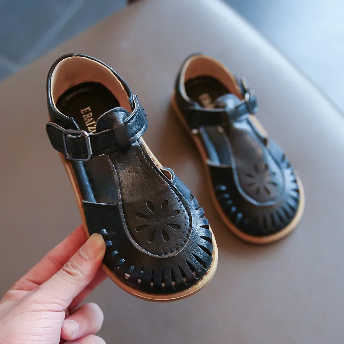 Girls Sandals 2025 New Children's Hollow Soft Sole Shoes Carved Fashion Princess Shoes Beach Shoes Hot Cut-outs Princess
Girls Sandals 2025 New Children's Hollow Soft Sole Shoes Carved Fashion Princess Shoes Beach Shoes Hot Cut-outs Princess