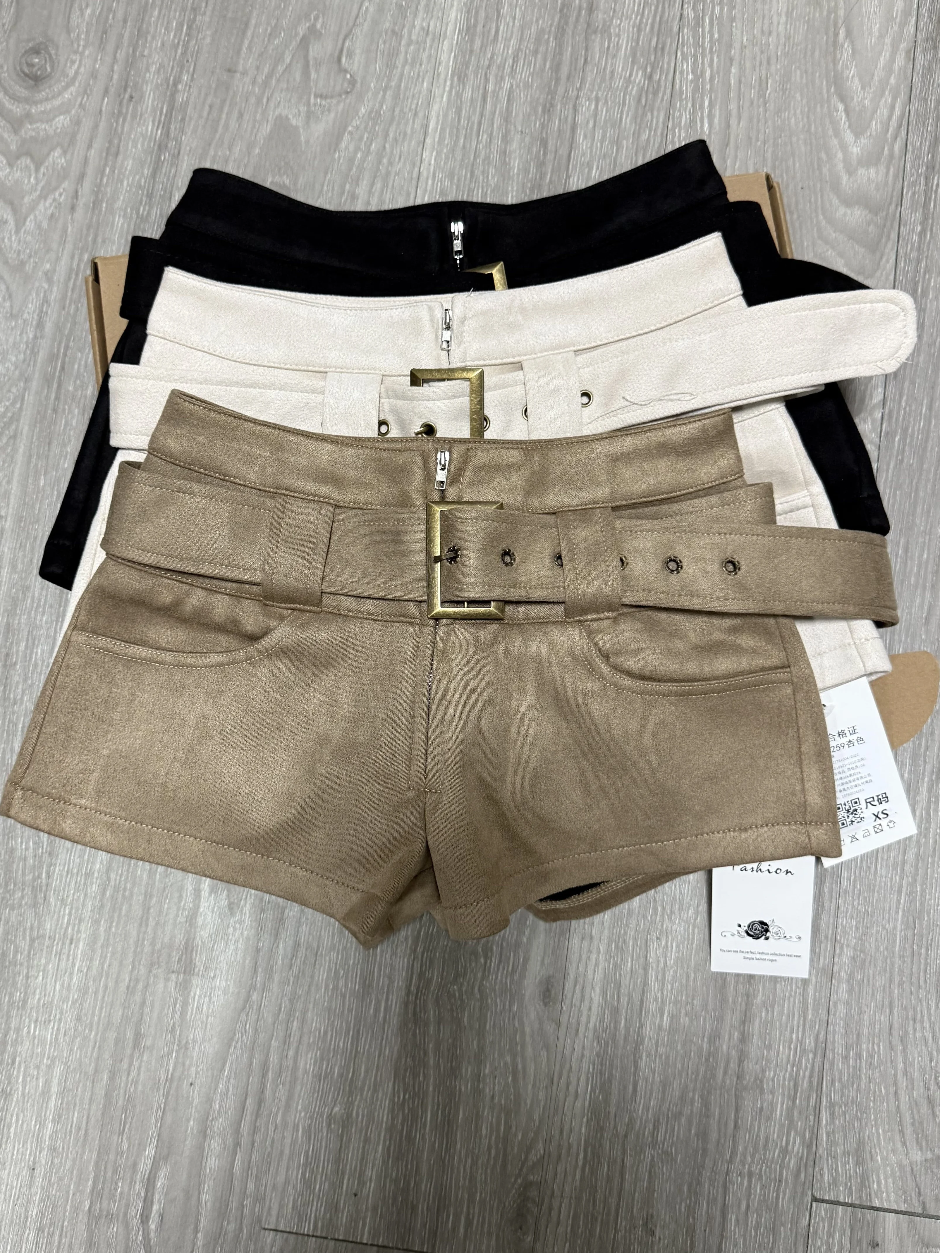 Женские замшевые шорты цвета хаки 2000-х годов Y2k Gyaru с низкой талией, популярные шорты с поясом Harajuku, винтажные микрокороткие брюки, летняя одежда 2026
Женские замшевые шорты цвета хаки 2000-х годов Y2k Gyaru с низкой талией, популярные шорты с поясом Harajuku, винтажные микрокороткие брюки, летняя одежда 2026