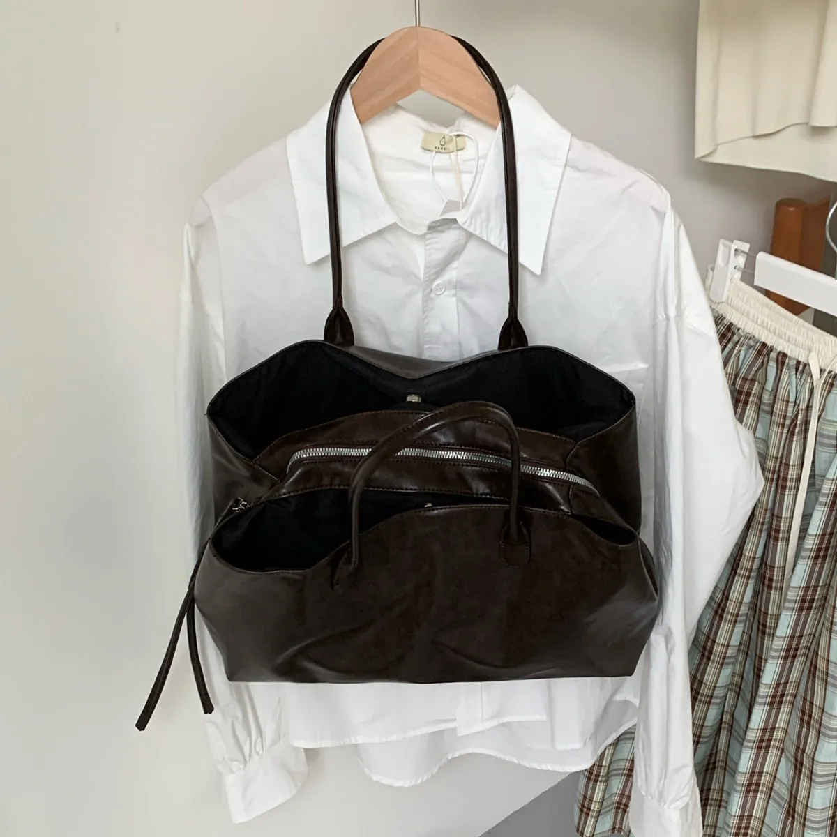 Women Handbags large capacity PU Leather Shoulder Bag for Ladies Bolsos Big Tote Bags Brand design Commuting Office bag bolsa
Women Handbags large capacity PU Leather Shoulder Bag for Ladies Bolsos Big Tote Bags Brand design Commuting Office bag bolsa