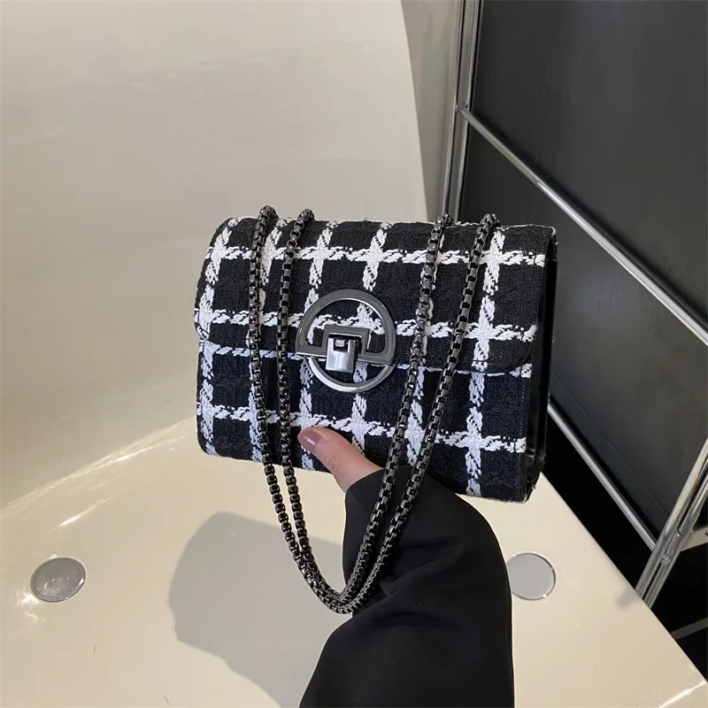 Plaid temperament chain, armpit bag, foreign style commuting texture, shoulder crossbody small square bag.
Plaid temperament chain, armpit bag, foreign style commuting texture, shoulder crossbody small square bag.