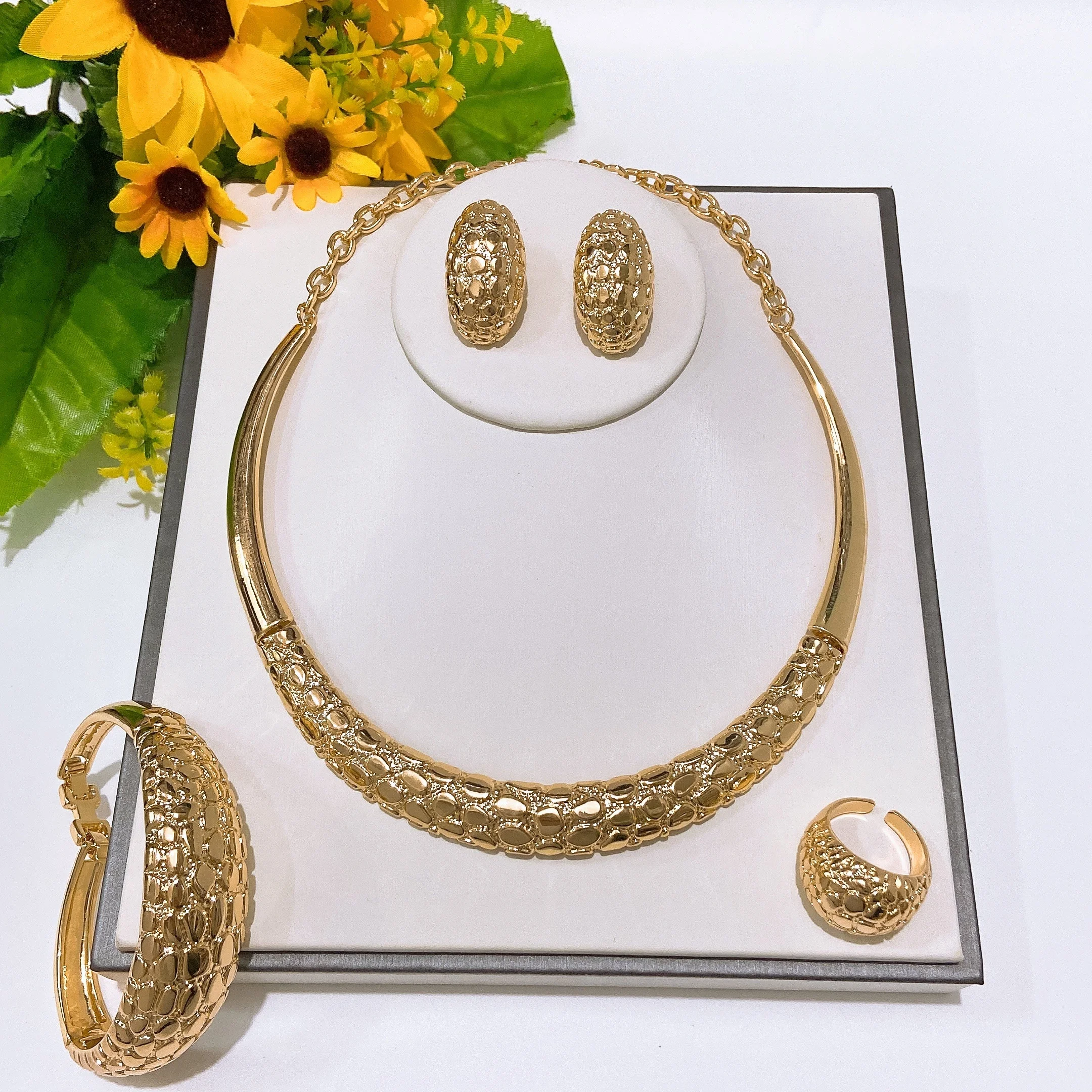 Yulaili Gold Plated 4Pcs Women Jewelry Set Hammered Choker Necklace Earrings Bracelet Ring for Wedding Party Style Gift HV210910
Yulaili Gold Plated 4Pcs Women Jewelry Set Hammered Choker Necklace Earrings Bracelet Ring for Wedding Party Style Gift HV210910