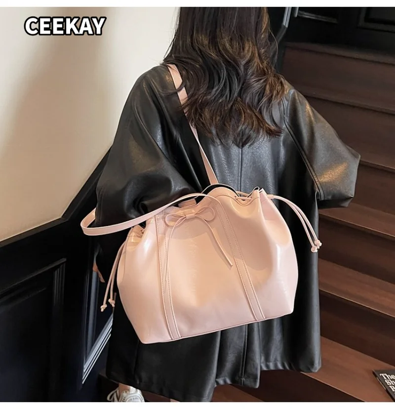 CEEKAY Women's Bucket Bag Light Pink Soft PU Leather Large Shoulder Handbag Bow Drawstring Detail Daily Commute Casual Sweet
CEEKAY Women's Bucket Bag Light Pink Soft PU Leather Large Shoulder Handbag Bow Drawstring Detail Daily Commute Casual Sweet
