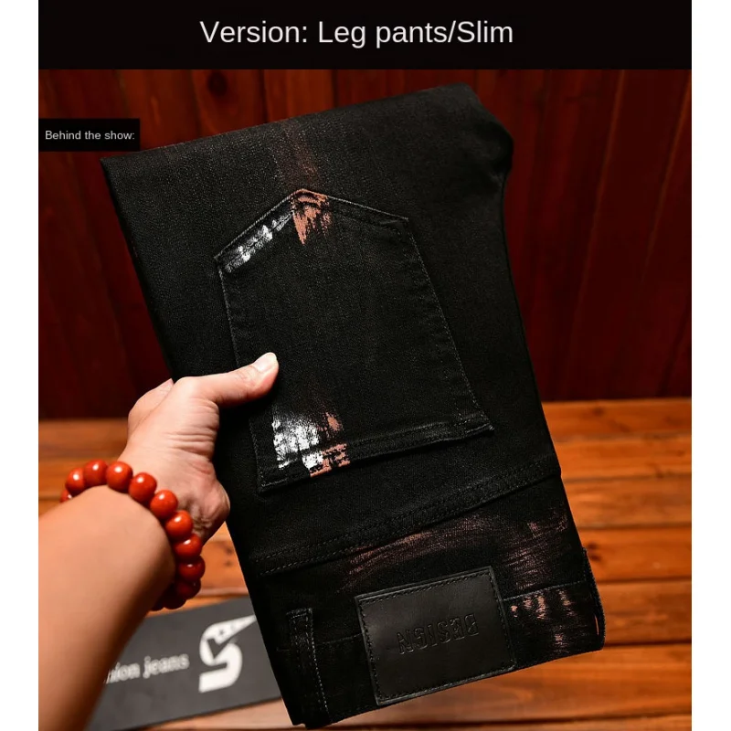 Осень 2024, черные джинсы, мужская уличная мужская одежда с принтом граффити для струйной печати, ностальгический тренд, элитные джинсовые брюки в стиле ретро
Осень 2024, черные джинсы, мужская уличная мужская одежда с принтом граффити для струйной печати, ностальгический тренд, элитные джинсовые брюки в стиле ретро