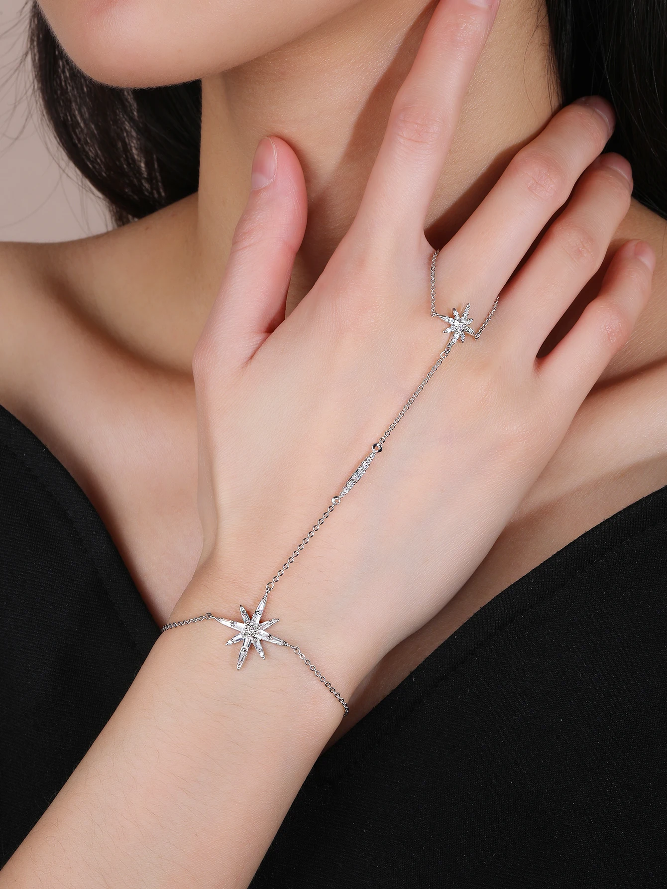 Браслет-цепочка Starburst — серебряное покрытие, кольцо на палец, соединенные браслеты, полностью инкрустированный кубическим цирконием, сверкающий браслет-слейв для женщин
Браслет-цепочка Starburst — серебряное покрытие, кольцо на палец, соединенные браслеты, полностью инкрустированный кубическим цирконием, сверкающий браслет-слейв для женщин