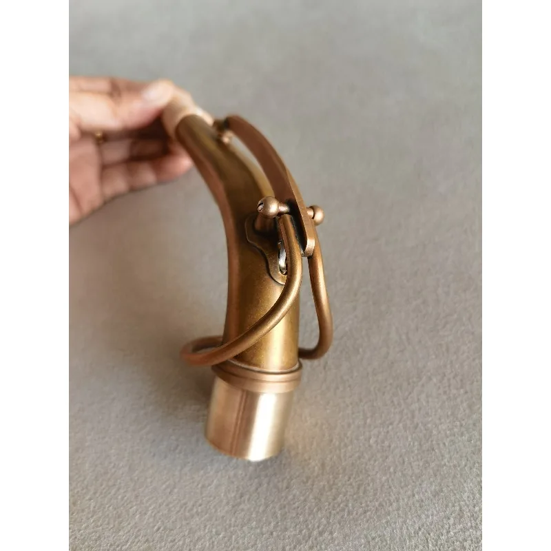 изогнутая шея саксофона, голая медь в стиле E, изогнутая шея из античного стиля, изогнутая шея в стиле ретро.
изогнутая шея саксофона, голая медь в стиле E, изогнутая шея из античного стиля, изогнутая шея в стиле ретро.