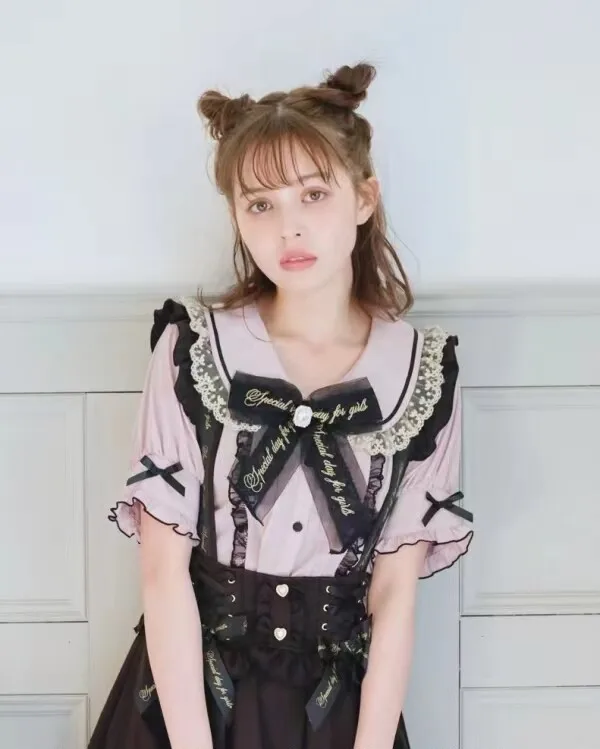 Japanese Style Short Sleeve Lace Shirt Letter Print Gored Skirt Set Sweet Knot Ruffle Hemline Lovely Shirt for Women
Japanese Style Short Sleeve Lace Shirt Letter Print Gored Skirt Set Sweet Knot Ruffle Hemline Lovely Shirt for Women