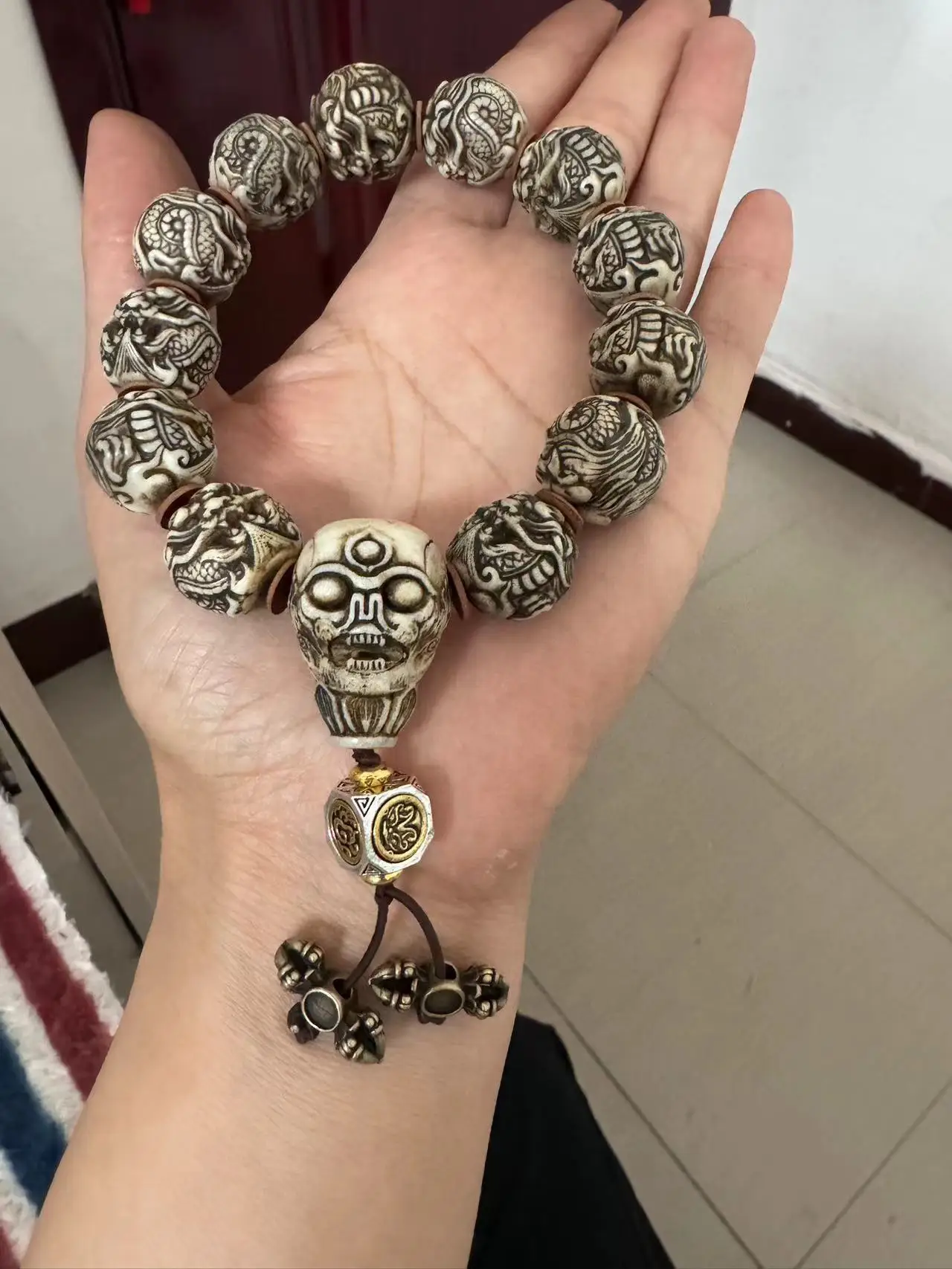 -Backflow Carving Faucet Single-Wrap Bracelet Tibetan-Style Root-Type Three-Way Old Copper Beiyun Accessorie
-Backflow Carving Faucet Single-Wrap Bracelet Tibetan-Style Root-Type Three-Way Old Copper Beiyun Accessorie