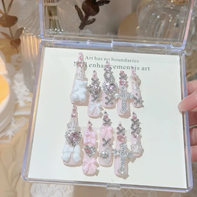 Розовые длинные накладные ногти, накладные ногти-стилеты с бантиками, сердечками и стразами
Розовые длинные накладные ногти, накладные ногти-стилеты с бантиками, сердечками и стразами