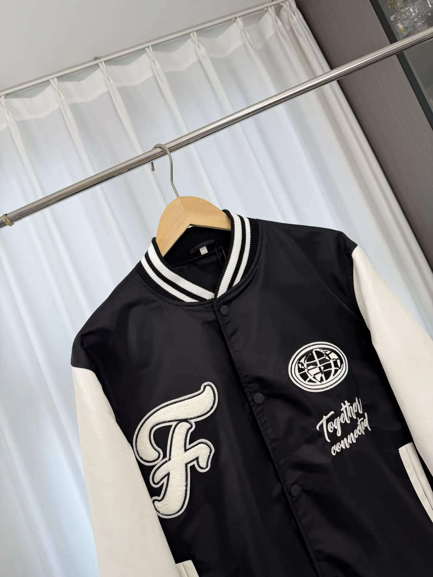 Casual Men's Pilot Jacket Outerwear Mingleka Spring 2026 Patchwork Decorative Splicing Design Warm Long Sleeve Baseball Collar
Casual Men's Pilot Jacket Outerwear Mingleka Spring 2026 Patchwork Decorative Splicing Design Warm Long Sleeve Baseball Collar