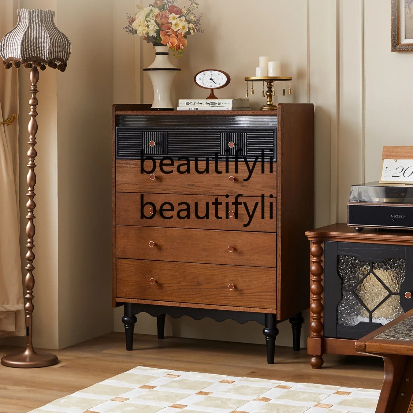 French retro solid wood chest antique living room small apartment household bedroom storage locker
French retro solid wood chest antique living room small apartment household bedroom storage locker