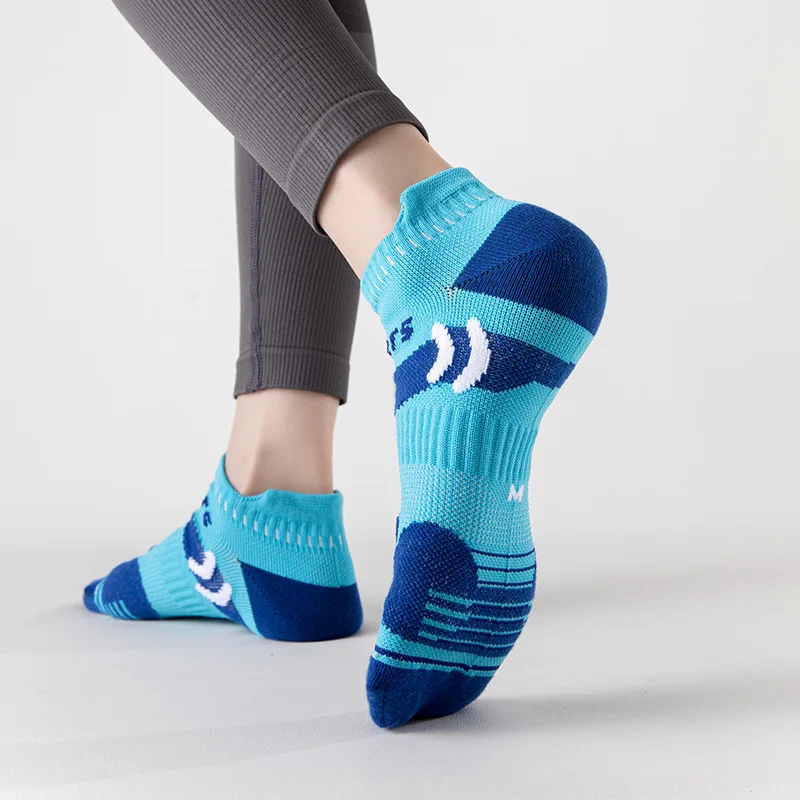 1 pair of new professional sports socks for men's and women's running towels with soft and comfortable bottoms
1 pair of new professional sports socks for men's and women's running towels with soft and comfortable bottoms