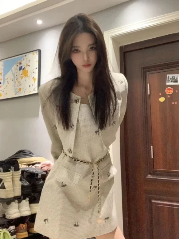 Shang Tang Style Set High Quality Short Outerwear And Halter Dress Elegant Whole Set Spring Fashion Women's Premium Ensemble
Shang Tang Style Set High Quality Short Outerwear And Halter Dress Elegant Whole Set Spring Fashion Women's Premium Ensemble