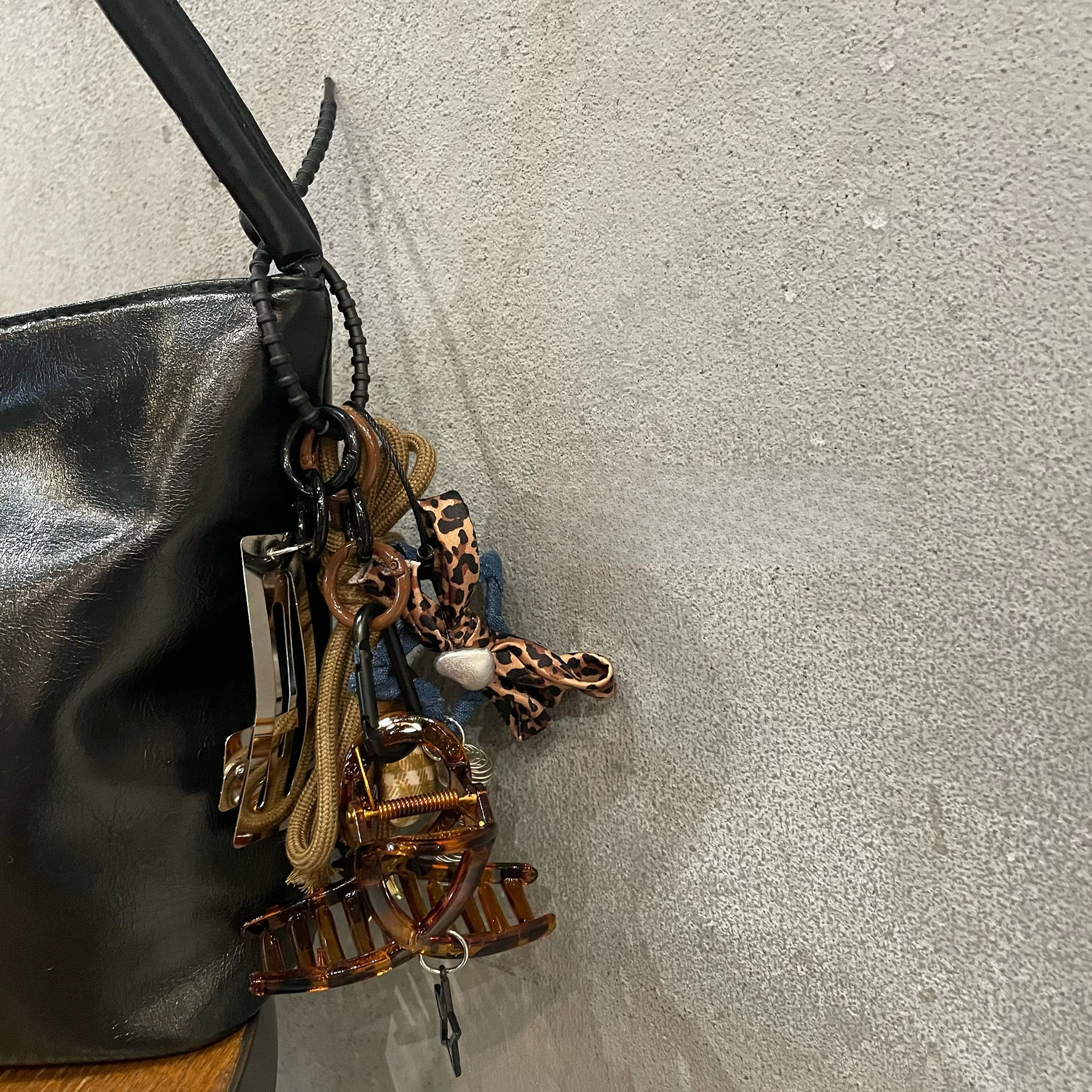 Новые модные индивидуальные модные и креативные сумки, которые можно использовать в качестве заколок для волос, висит без столкновений, брелок для сумки, подвеска
Новые модные индивидуальные модные и креативные сумки, которые можно использовать в качестве заколок для волос, висит без столкновений, брелок для сумки, подвеска