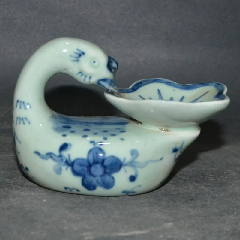 Chinese collection Jingdezhen antique porcelain hand-painted blue and white swan pen wash ornaments
Chinese collection Jingdezhen antique porcelain hand-painted blue and white swan pen wash ornaments
