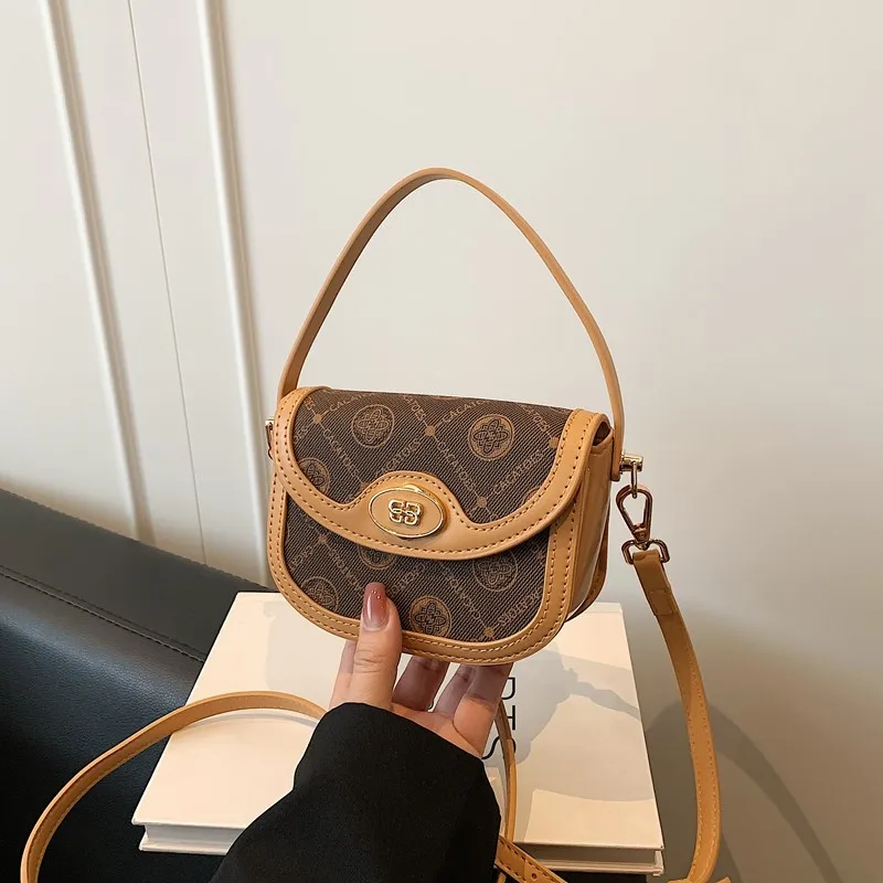 Новая женская сумка 2025 года — цветная печать, большая вместительная полукруглая благородная сумка-мессенджер, стильная и универсальная
Новая женская сумка 2025 года — цветная печать, большая вместительная полукруглая благородная сумка-мессенджер, стильная и универсальная