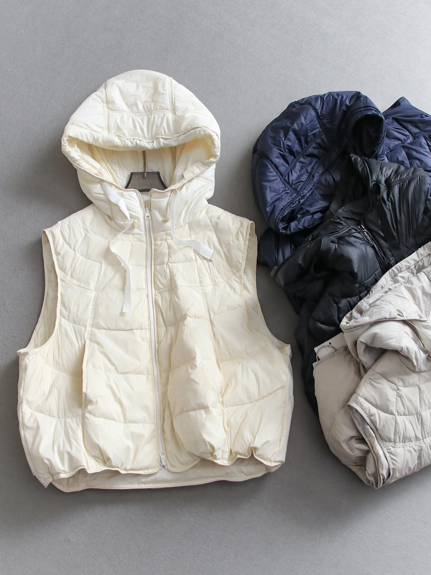 Women's Quilted Vest Pure Color Loose Fit Hooded Stand Collar Windproof Warmth Outerwear Shoulder Pad down Jacket Vest
Women's Quilted Vest Pure Color Loose Fit Hooded Stand Collar Windproof Warmth Outerwear Shoulder Pad down Jacket Vest