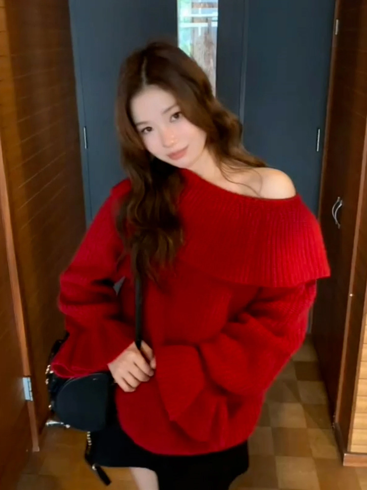 Красный новогодний вязаный свитер на одно плечо, свободный крой, женский, модный, элегантный, зимний, с длинными рукавами
Красный новогодний вязаный свитер на одно плечо, свободный крой, женский, модный, элегантный, зимний, с длинными рукавами