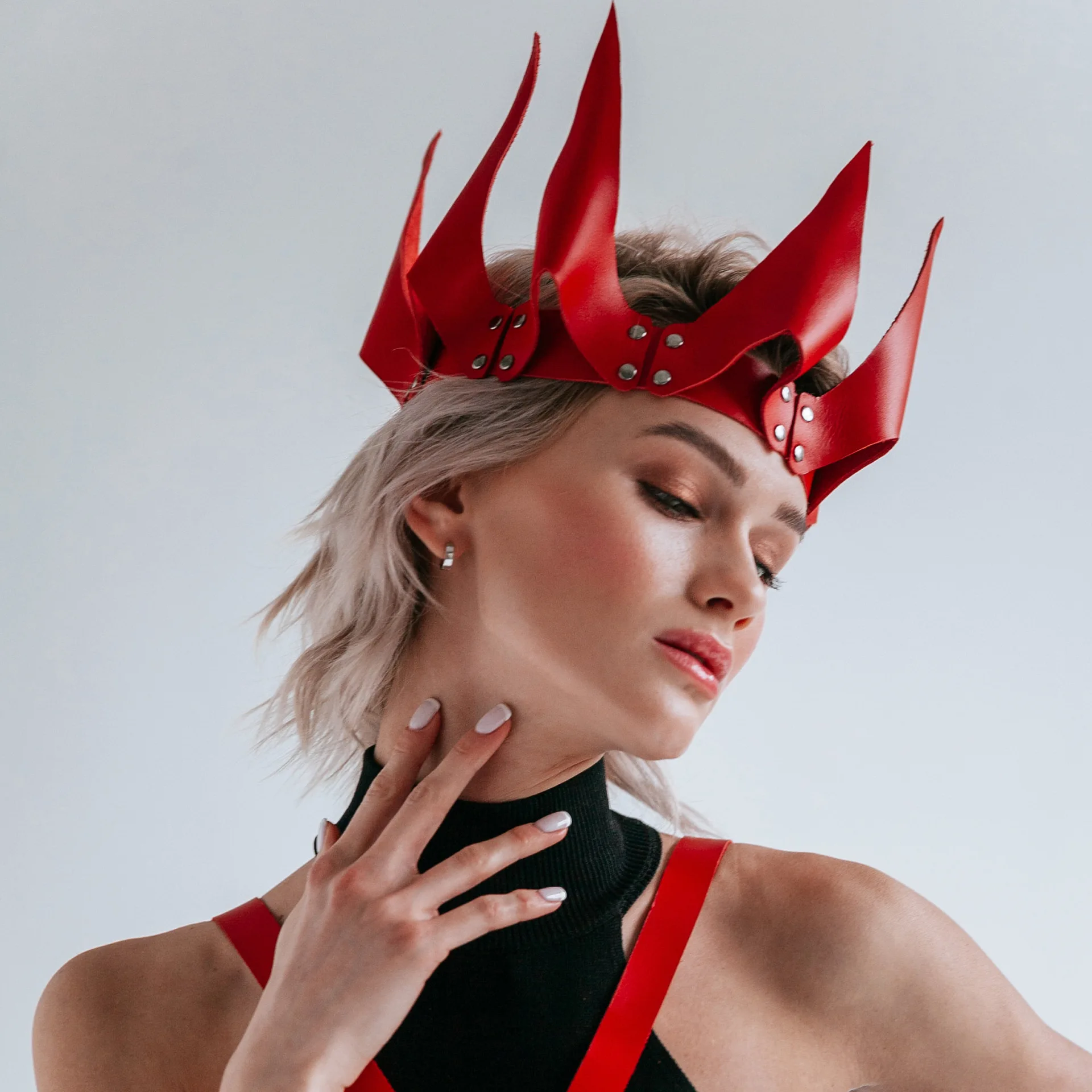 Leather Queen Headband Cosplay Crown
Leather Queen Headband Cosplay Crown