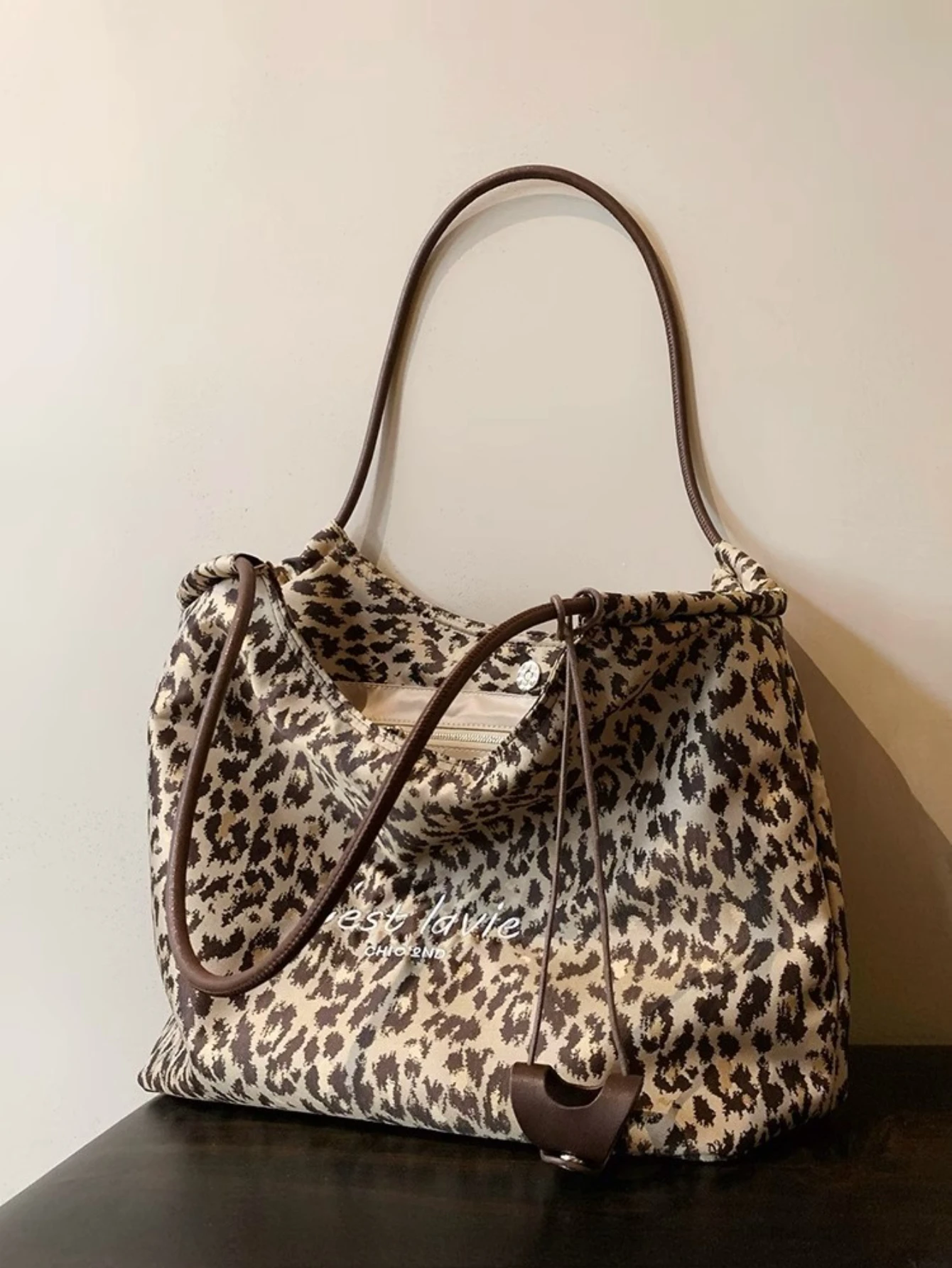 Leopard Print Large Capacity Canvas Tote Bag - Women's Autumn Winter Commute Ins Style Trendy Shoulder Handbag
Leopard Print Large Capacity Canvas Tote Bag - Women's Autumn Winter Commute Ins Style Trendy Shoulder Handbag