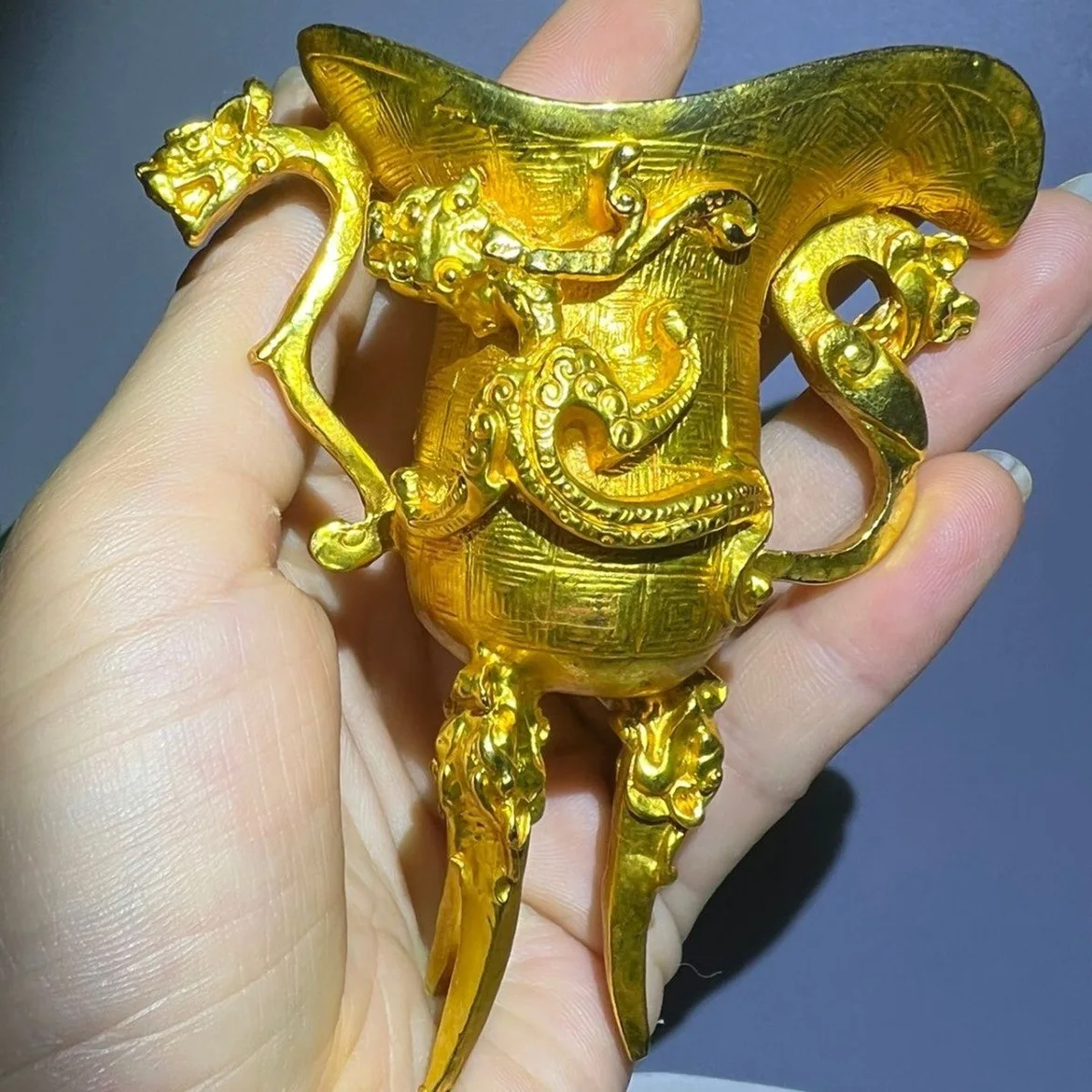 Gilded three legged bottle, noble cup, large angle cup, ancient glass, home cabinet decoration
Gilded three legged bottle, noble cup, large angle cup, ancient glass, home cabinet decoration