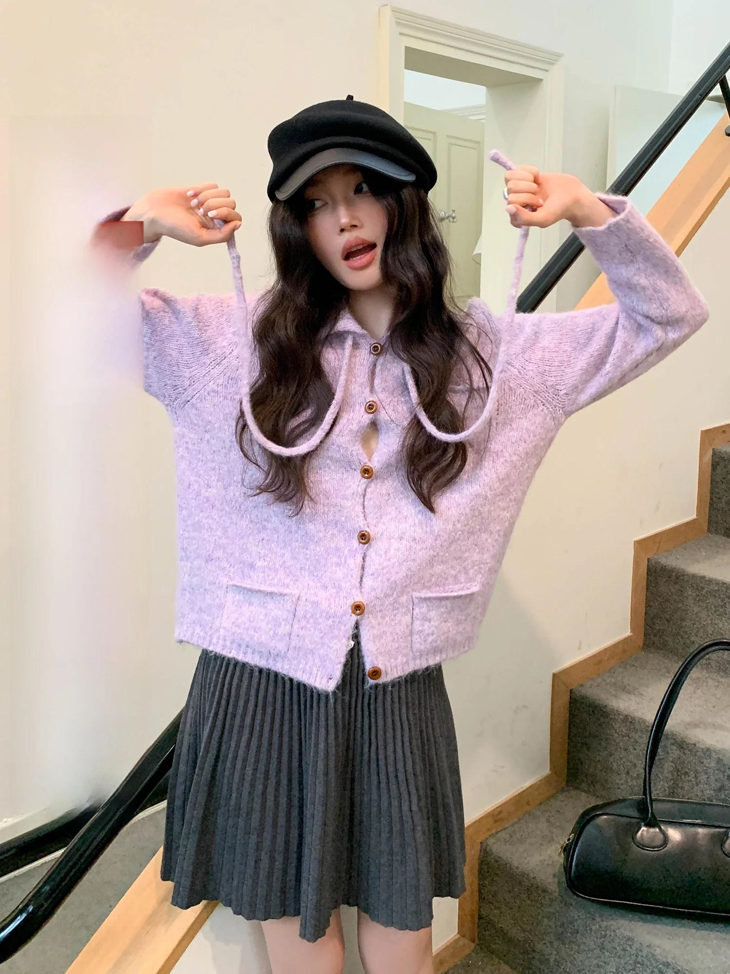 Романтичный женский фиолетовый вязаный джемпер с воротником, зима 2025, новый корейский дизайн, универсальный свободный крой, топ с длинными рукавами
Романтичный женский фиолетовый вязаный джемпер с воротником, зима 2025, новый корейский дизайн, универсальный свободный крой, топ с длинными рукавами