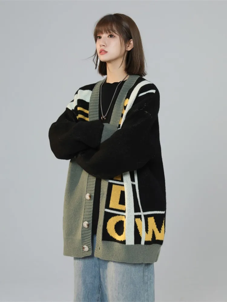 Мужской вязаный кардиган свободного кроя с V-образным вырезом в американском ретро-стиле, повседневный, с длинными рукавами, осенне-зимняя новинка, модная брендовая верхняя одежда
Мужской вязаный кардиган свободного кроя с V-образным вырезом в американском ретро-стиле, повседневный, с длинными рукавами, осенне-зимняя новинка, модная брендовая верхняя одежда