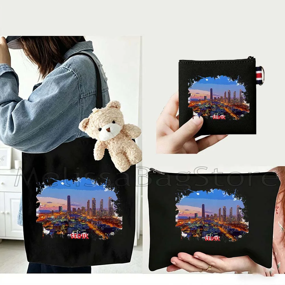 4PCS Gifts Set Seoul City Print White Canvas Tote Bag Handbag with Doll Key Coin Purse Cosmetic Makeup Toilet Bag Case Pouch
4PCS Gifts Set Seoul City Print White Canvas Tote Bag Handbag with Doll Key Coin Purse Cosmetic Makeup Toilet Bag Case Pouch