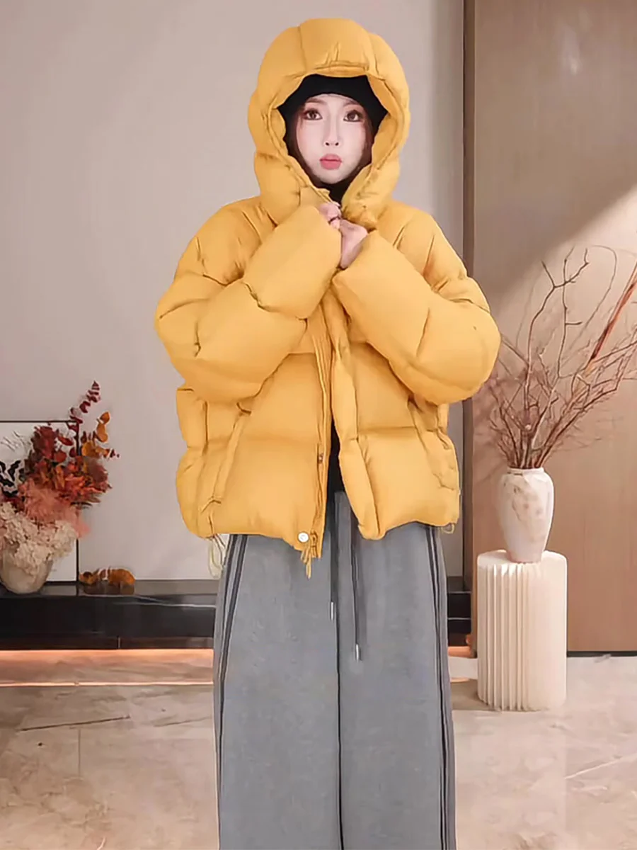Желтая женская зимняя утепленная куртка-пуховик в корейском стиле с молнией, теплая, с дизайнерским акцентом на детали.
Желтая женская зимняя утепленная куртка-пуховик в корейском стиле с молнией, теплая, с дизайнерским акцентом на детали.