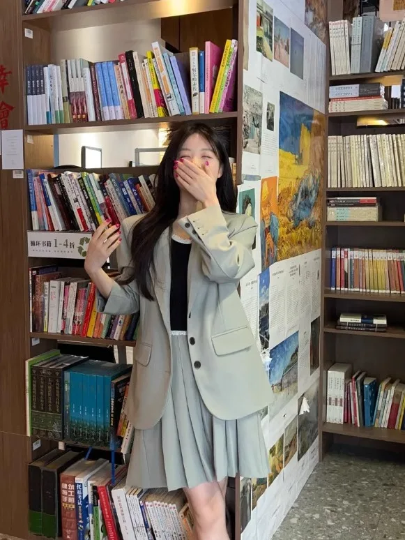 Korean Fashion Autumn New Women Two Piece Skirt Sets Elegant Long Sleeve Blazer Jacket + High Waist A Line Pleated Mini Skirt
Korean Fashion Autumn New Women Two Piece Skirt Sets Elegant Long Sleeve Blazer Jacket + High Waist A Line Pleated Mini Skirt