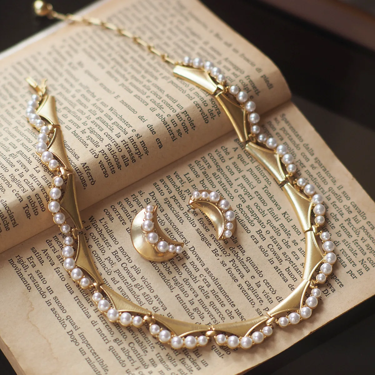 Vintage Moon Pearl Jewelry Set 18K Gold Filled Rigato Craft S Shape Choker Necklace/Round Baby Pearls Stud Earring Accessories
Vintage Moon Pearl Jewelry Set 18K Gold Filled Rigato Craft S Shape Choker Necklace/Round Baby Pearls Stud Earring Accessories