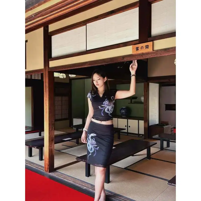 Small retro snake patterned floral two-piece sleeveless stand up collar top, hip hugging skirt, women's suit
Small retro snake patterned floral two-piece sleeveless stand up collar top, hip hugging skirt, women's suit