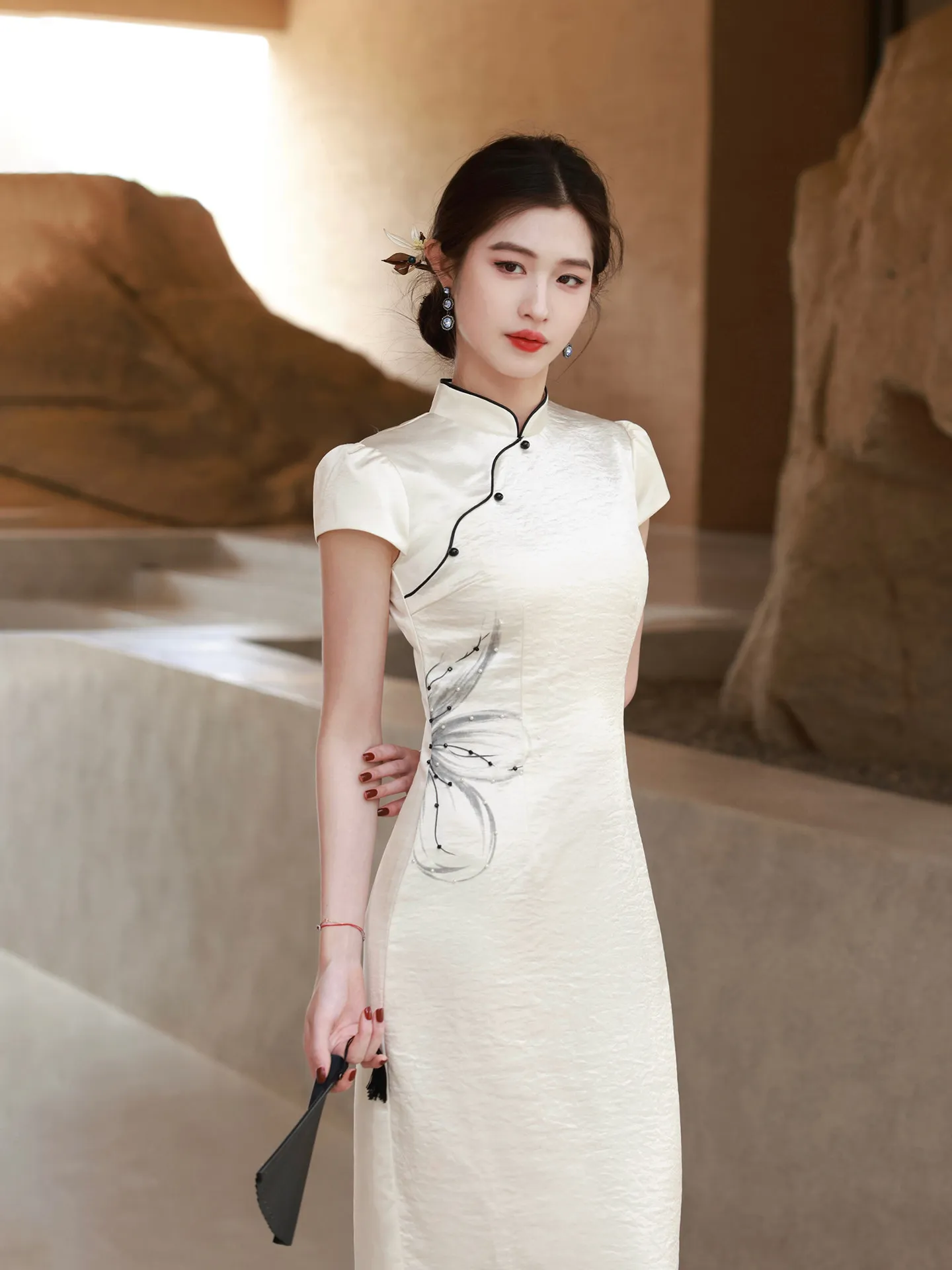 Традиционное китайское платье-ципао с цветочным принтом и водяными знаками, женское, с воротником, миди, красивого дизайна, с коротким рукавом.
Традиционное китайское платье-ципао с цветочным принтом и водяными знаками, женское, с воротником, миди, красивого дизайна, с коротким рукавом.