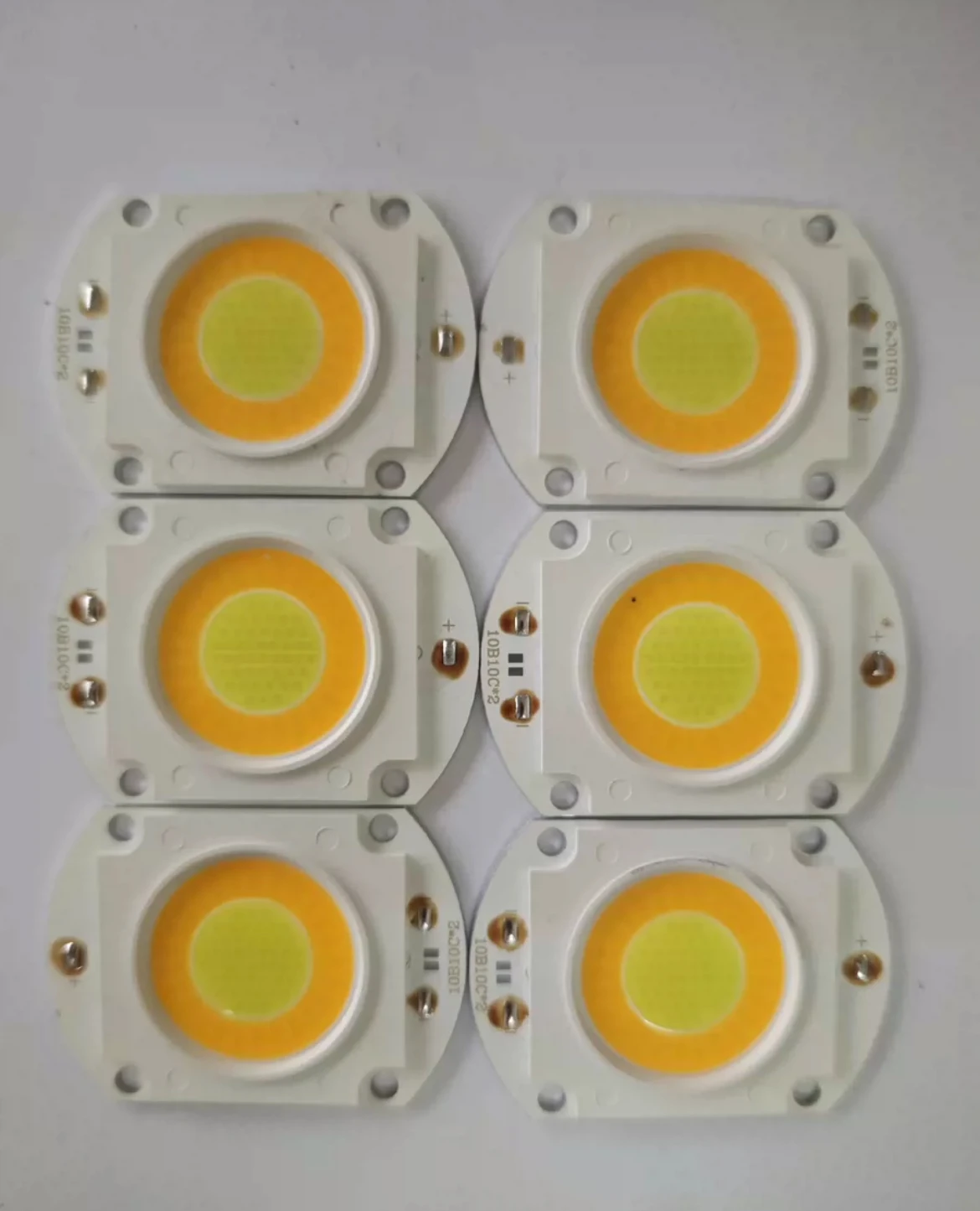 100-watt dual-color COB lamp beads with white light and warm white light distributed in the inner circle.
100-watt dual-color COB lamp beads with white light and warm white light distributed in the inner circle.