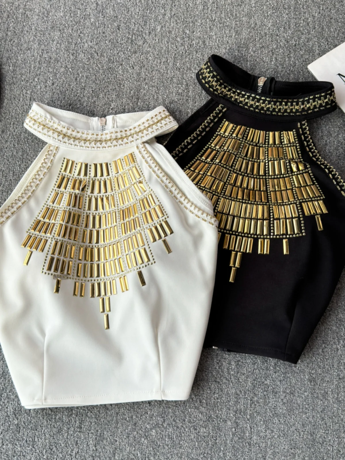Foamlina Fashion 2025 Summer New Niche Metal Rivet Design Zipper Neck Vest Top for Women Street Shopping Short T-shirt Blouse
Foamlina Fashion 2025 Summer New Niche Metal Rivet Design Zipper Neck Vest Top for Women Street Shopping Short T-shirt Blouse