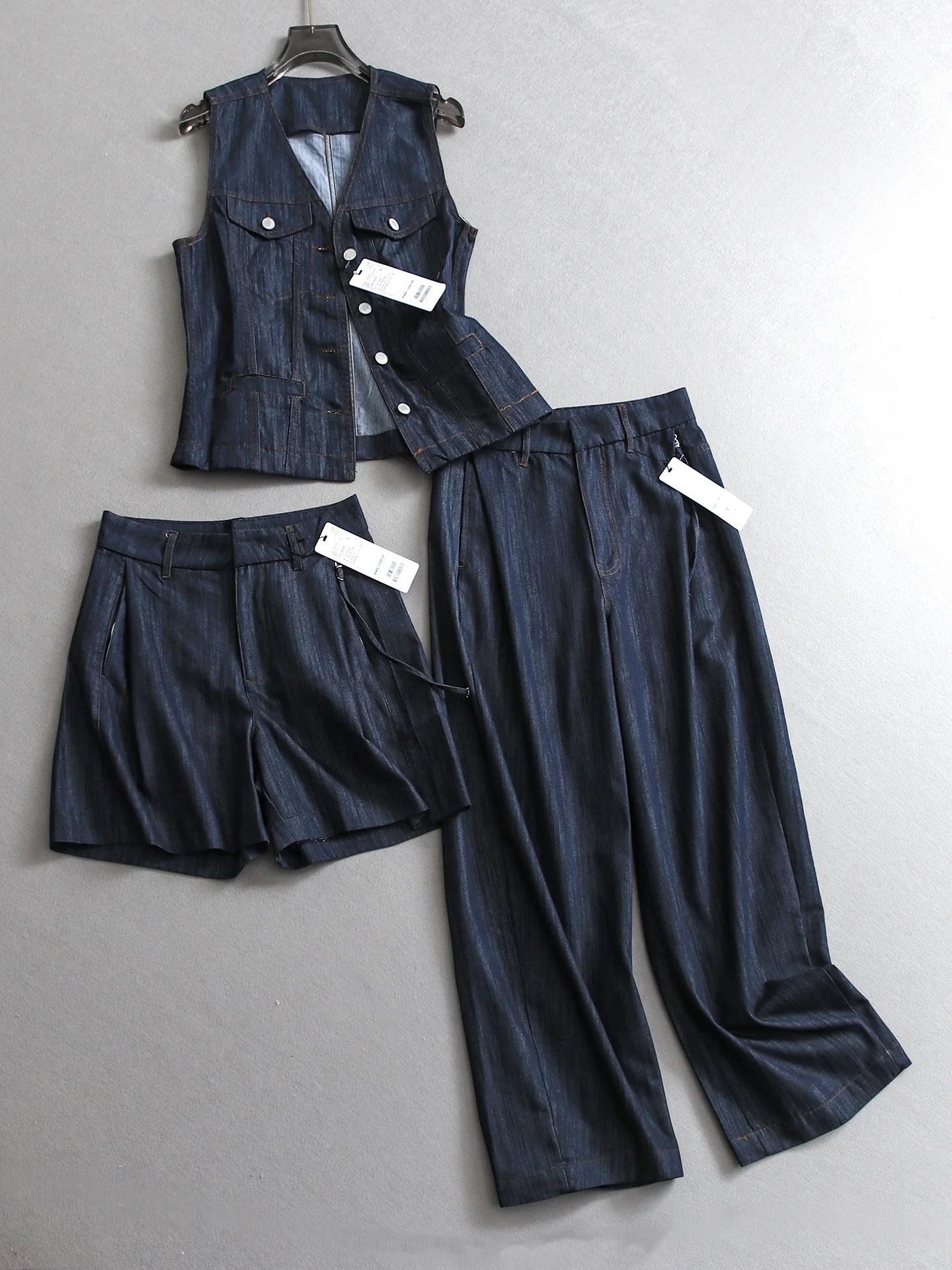 Slimming Color V-Neck Sleeveless Denim Vest Women's Set with Wide Leg Pants Breathable High Waist Short Pants Summer Fa...
Slimming Color V-Neck Sleeveless Denim Vest Women's Set with Wide Leg Pants Breathable High Waist Short Pants Summer Fa...