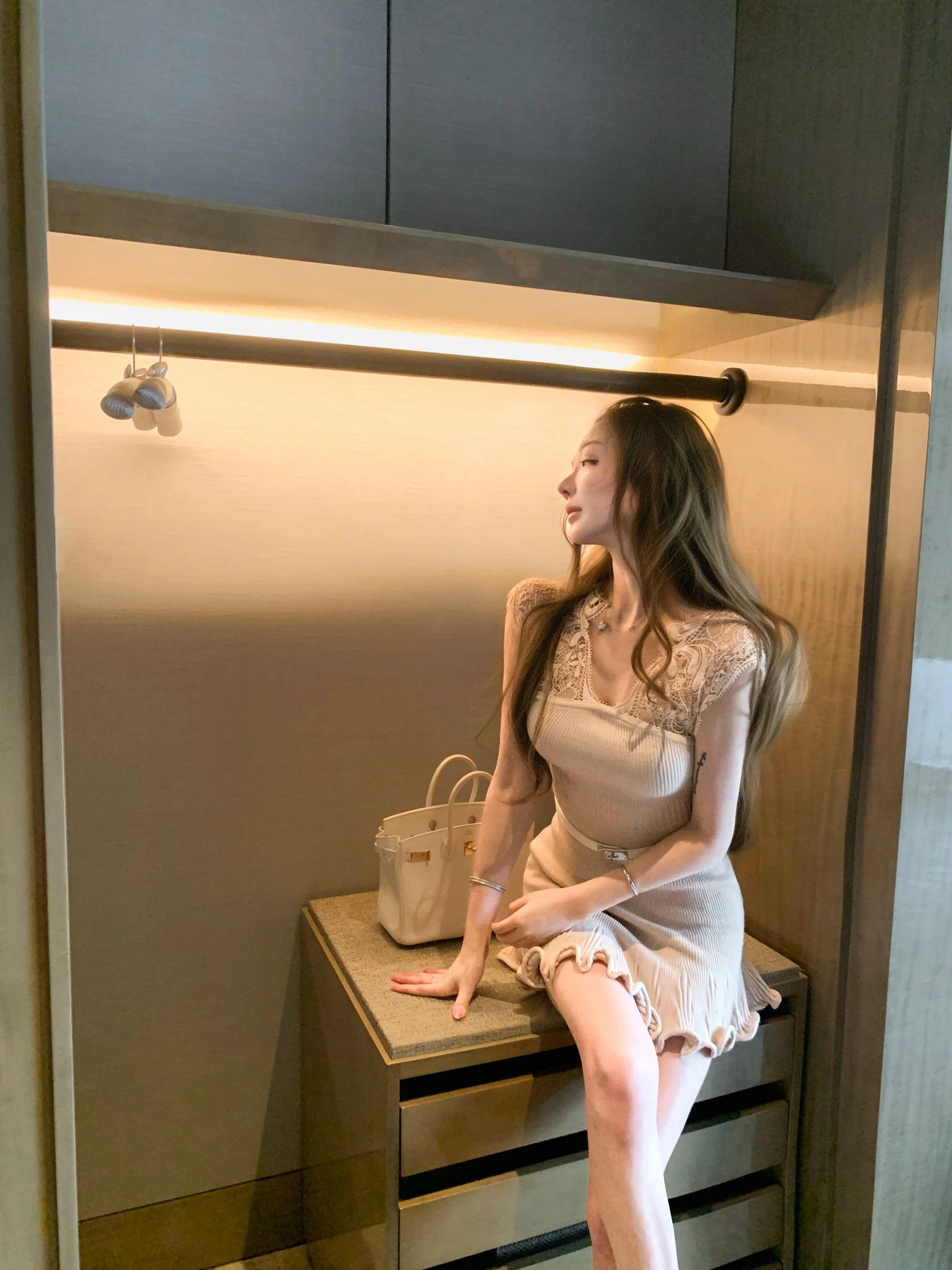 JUNSTUDIO Lace Splice Knitted Dress Waist Cinched Bodycon Dress Casual Style A-Line Skirt V-Neck Sleeveless Slim Fit
JUNSTUDIO Lace Splice Knitted Dress Waist Cinched Bodycon Dress Casual Style A-Line Skirt V-Neck Sleeveless Slim Fit