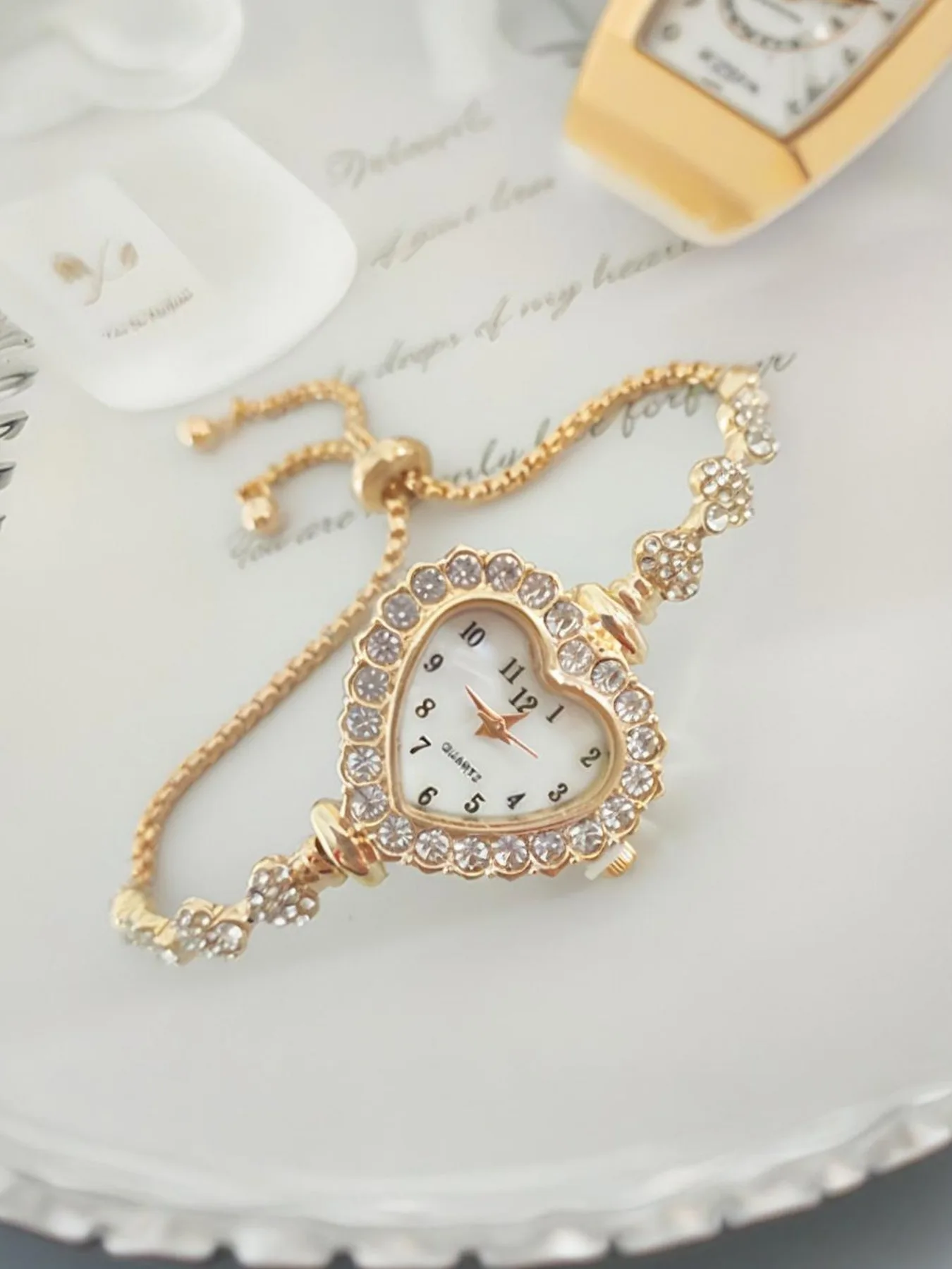 1-piece exquisite and versatile women's watch set, fashionable quartz watch, casual steel strip watch, women's watch
1-piece exquisite and versatile women's watch set, fashionable quartz watch, casual steel strip watch, women's watch