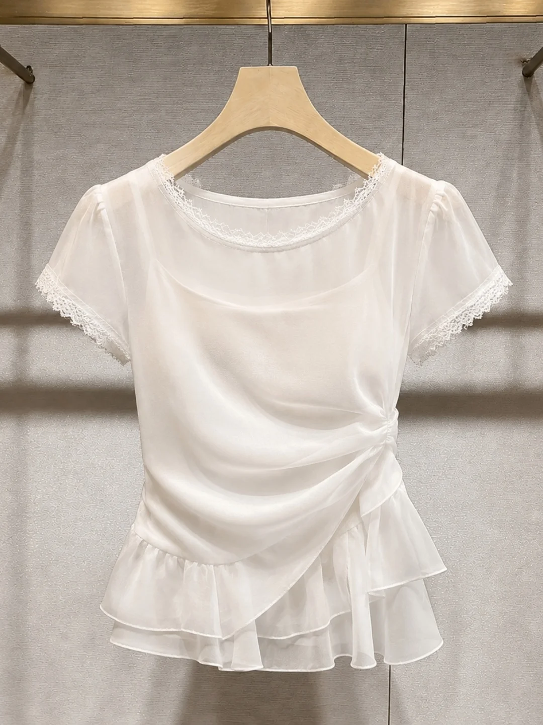 Elegant Lace Splice Short Sleeve T-Shirt Gentle Style Summer Lightweight Design Slimming Fit round Neck Casual Silk Top
Elegant Lace Splice Short Sleeve T-Shirt Gentle Style Summer Lightweight Design Slimming Fit round Neck Casual Silk Top
