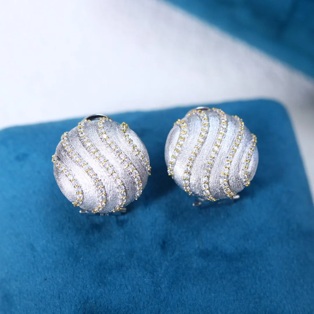 2025 New S925 Sterling Silver Brushed Finish Vintage Elegant High Quality 5A CZ Dia 17mm Wave Stud Earrings For Women
2025 New S925 Sterling Silver Brushed Finish Vintage Elegant High Quality 5A CZ Dia 17mm Wave Stud Earrings For Women