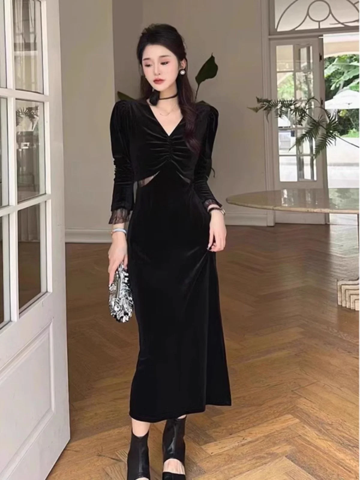 Elegant Minimalist Black Dress Women's Winter Knee-Length Velvet Inner Wear Oversize Midi Skirt V-Neck Long Sleeve Commute Style
Elegant Minimalist Black Dress Women's Winter Knee-Length Velvet Inner Wear Oversize Midi Skirt V-Neck Long Sleeve Commute Style