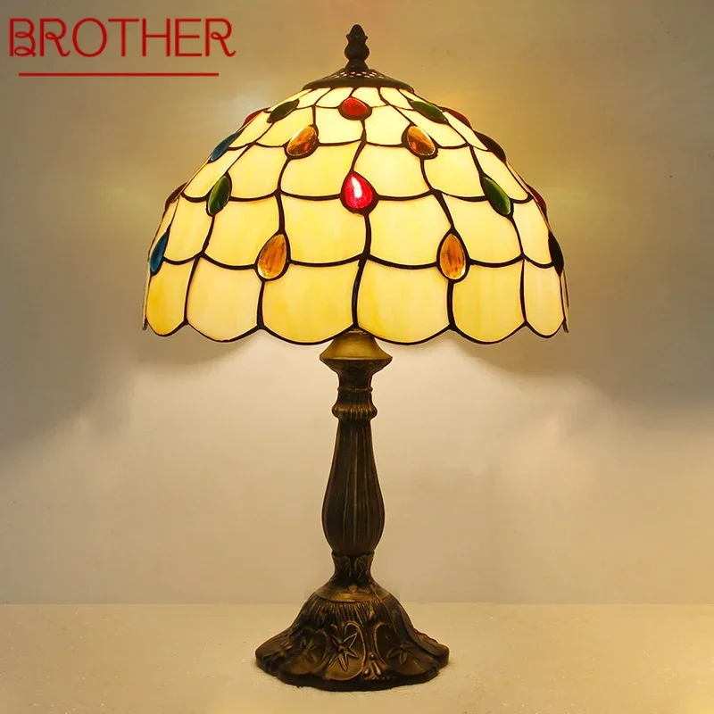 Настольная лампа BROTHER Тиффани, светодиодная роскошная креативная лампа для гостиной, кабинета, спальни, прикроватная лампа, вилла, отеля, цветное стекло, настольный светильник
Настольная лампа BROTHER Тиффани, светодиодная роскошная креативная лампа для гостиной, кабинета, спальни, прикроватная лампа, вилла, отеля, цветное стекло, настольный светильник