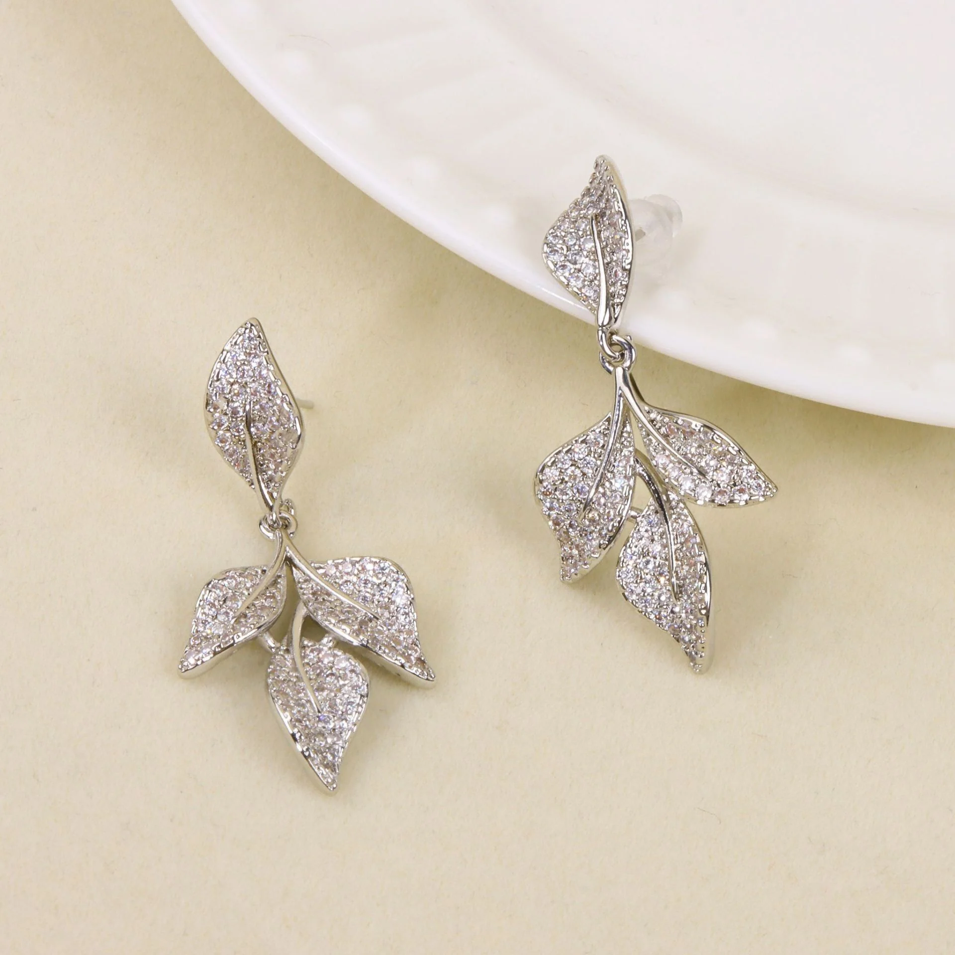 New Stylish Leaf Design Earrings Shiny Full Zircon Luxury Fresh Elegant High-end Ear Jewelry
New Stylish Leaf Design Earrings Shiny Full Zircon Luxury Fresh Elegant High-end Ear Jewelry