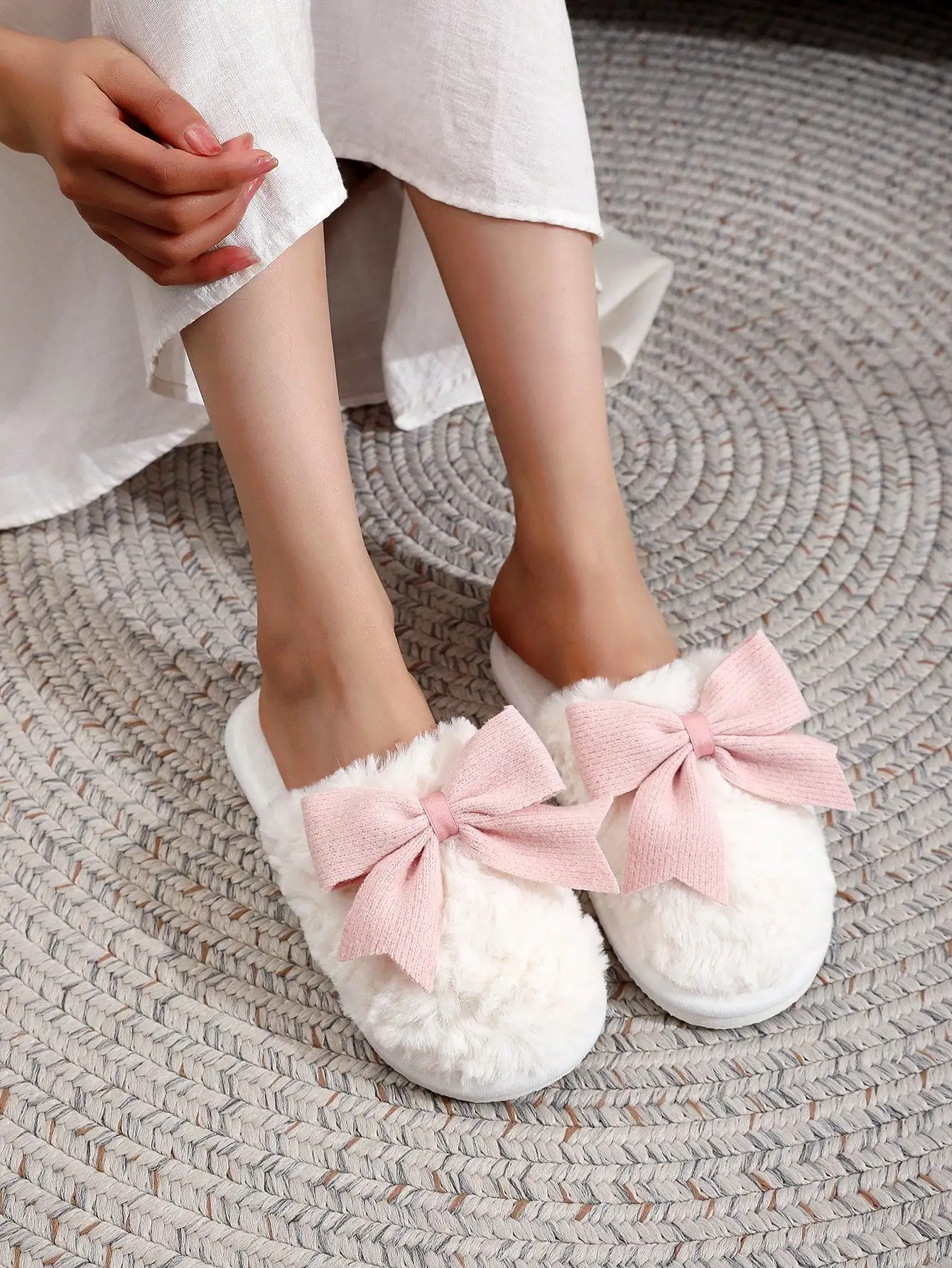 Bow Decor Slippers For Women, Fluffy Indoor Warm Mule Slippers, Non-Slip Plush Lining Home/House Slippers, Suitable For Winter,Furry Shoes
Bow Decor Slippers For Women, Fluffy Indoor Warm Mule Slippers, Non-Slip Plush Lining Home/House Slippers, Suitable For Winter,Furry Shoes