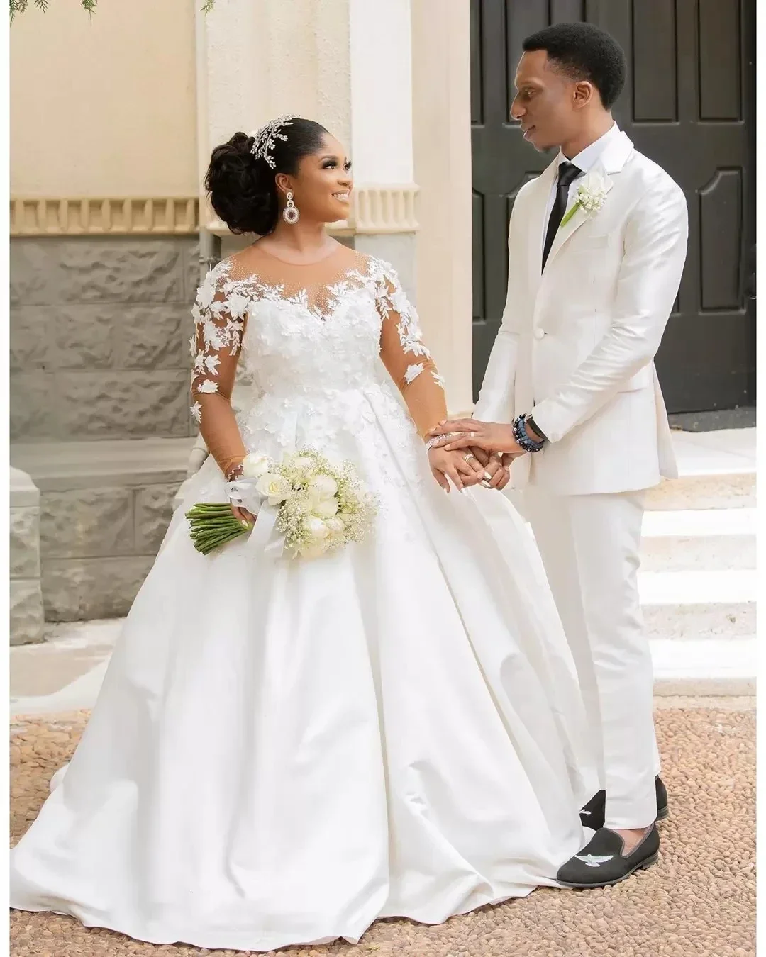 Customized White 3D Floral A Line Wedding Dresses Bridal Gowns Long Sleeves Beads African Jewel Neck Satin Chapel Garden Bride D
Customized White 3D Floral A Line Wedding Dresses Bridal Gowns Long Sleeves Beads African Jewel Neck Satin Chapel Garden Bride D